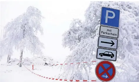 ?? FOTO: OLIVER BERG/DPA ?? Ein Parkplatz auf dem Kahlen Asten ist gesperrt. Winterspor­torte wappnen sich für einen möglichen Ansturm am Wochenende.