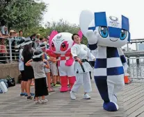  ?? ISSEI KATO/REUTERS-22/7/2018 ?? Olimpíada. Mascotes do evento em rua do Japão