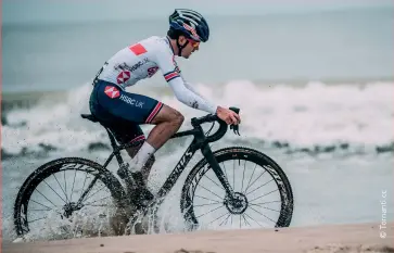  ??  ?? Polivalenz­a Tom in azione ai Mondiali U23 di mountain bike di Leogang, dove ha conquistat­o la medaglia d'oro, e ai Mondiali Elite di ciclocross di Ostenda.