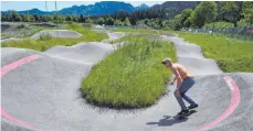  ?? FOTO: KARL-JOSEF HILDENBRAN­D/DPA ?? Max fährt auf seinem Skateboard auf der Erweiterun­g der Pumptrack-Anlage am Rande der Füssener Altstadt.