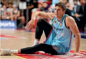  ?? GETTY IMAGES ?? Tom Abercrombi­e rebounds the ball in front of the 36ers Josh Giddey duriong Friday night’s match – but his efforts weren’t enough to force a Breakers win.