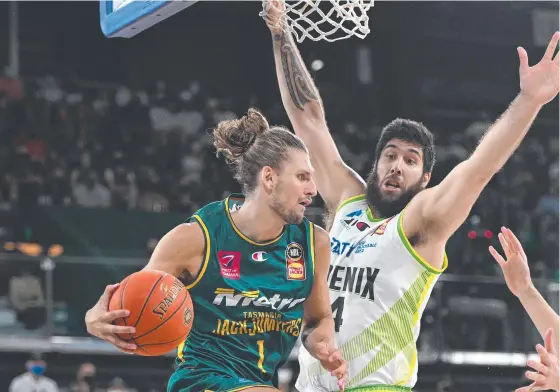  ?? ?? JackJumper Matt Kenyon drives to the basket during the round eight NBL match against South East Melbourne Phoenix. Picture Getty Images