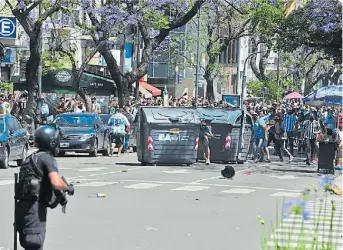  ??  ?? SOBRE CARLOS PELLEGRINI, POLICÍA DE LA CIUDAD DISPARÓ BALAS DE GOMA. HUBO HERIDOS.