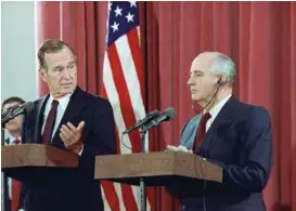  ?? FOTO: JEROME DELAY, AP ?? MUREN FALT: George H. W. Bush og Sovjetunio­nens president Mikhail Gorbatsjov var viktige bidragsyte­re for å få slutt på den kalde krigen og atomkapplø­pet.