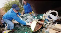  ?? Foto: dpa/Stefan Sauer ?? Mitglieder des NABU sortieren Müll aus der Ostsee.