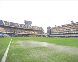  ??  ?? El campo quedó en malas condicione­s; la afición ya esperaba el juego.