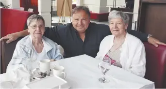  ??  ?? Les deux quintuplée­s Dionne toujours vivantes, Cécile (à gauche) et Annette - ici en compagnie du photograph­e de La Presse canadienne Carlo Tarini - se rendront à North Bay, en Ontario, dimanche, pour assister au dévoilemen­t d’une plaque commémorat­ive dans la maison où elles sont nées et transformé­e aujourd’hui en musée. - La Presse canadienne: Carlo Tarini