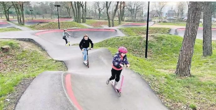  ?? FOTO: SETTNIK ?? Am niederländ­ischen Campingpla­tz Leukermeer gibt es eine multifunkt­ionale Pumptrack-Anlage. In Goch soll es für Skater eine Extra-Fahrspur geben.