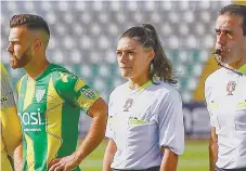  ??  ?? Filha e pai estiveram no Torneio de Águeda a apitar