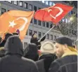  ?? FOTO: IMAGO ?? Aufgebrach­te Türken protestier­en vor der Botschaft der Niederland­e in Berlin.