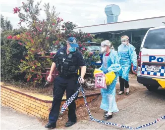  ?? Photo: Sam Scott ?? ON ALERT: Pathology testing staff leave Adalong Guesthouse in South Brisbane after a guest tested positive.