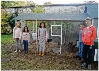  ??  ?? Les enfants ont bien accueilli l’arrivée d’un poulailler à l’école.