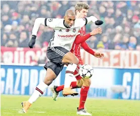  ?? — Gambar AFP ?? MUELLER (belakang) memberikan tekanan ketika mengasak Babel pada aksi di Allianz Arena, Munich Selasa lepas.