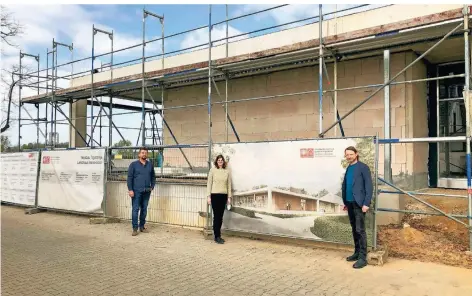  ?? FOTOS (2): BK ?? Ralf Omsels (l.), Regina Schüren und Bernd Volkenannt vor dem Neubau an der Maria-Sohmann-Straße.