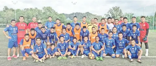  ??  ?? SKUAD bawah 21 tahun Sabah bergambar bersama selepas persiapan terakhir di Kompleks Sukan Kota Kinabalu pada Selasa. Skuad muda Sabah itu akan memulakan cabaran Liga Piala Presiden menentang Kedah hari ini.