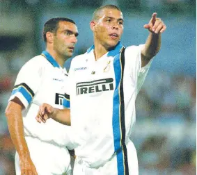  ??  ?? Ecco l’ex difensore nerazzurro in compagnia di Ronaldo, che arrivò all’Inter nel 1997 dal Barcellona