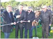  ??  ?? Sébastien Leroy, le maire de Mandelieu-la-Napoule coupe le ruban du tout nouveau terrain du Lérins Rugby Club aux côtés du président Jean-Michel Ferry (à gauche) et des élus du service des sports de la ville.