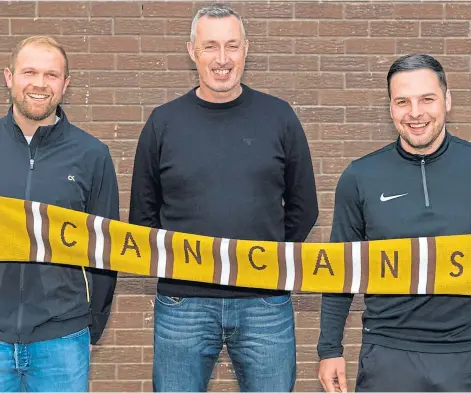  ?? ?? NEW FACES: Robert Donaldson, left, and Andrew Skinner with boss Steven MacDonald after signing Forres deals.