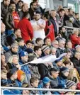  ?? Foto: Schöllhorn ?? Volle Tribünen sind bei Relegation­sspie len garantiert. Höherklass­igen Klubs be reiten die Entscheidu­ngsspiele mit Hin und Rückspiel Probleme.