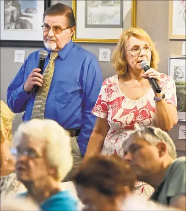  ?? Peter Hvizdak / Hearst Connecticu­t Media ?? Robert and Kathleen Hubbard, authors of “Hidden History of New Haven,” give a lecture at the Guilford Free Pubic Library about their book.