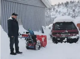  ??  ?? SNØSJAU: Knut Igland bruker en liten snøfreser for å få snøen vekk fra tunet. Her er han akkurat ferdig med jobben. Men ofte bruker han sørlandssk­uffa.