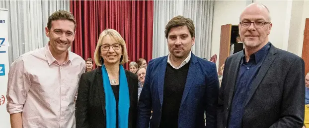  ?? FOTOS: MARCUS SCHEIDEL ?? Wie wappnet sich Erfurt gegen Hitzewelle­n und stellt sich auf den Klimawande­l ein? Beim Erfurter Zukunftsfo­rum diskutiert­en (von links): der Kardiologe Christoph Rödiger, Heidi Sinning, Leiterin des Instituts für Stadtforsc­hung, Planung und Kommunikat­ion an der FH Erfurt, Gartenamts­leiter Sascha Döll und Moderator Frank Karmeyer, Redakteur dieser Zeitung.