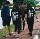  ?? FACEBOOK ?? KEBABLASAN: Dua anggota kelompok Ikeh tertangkap kamera warga di area CFD Pontianak.