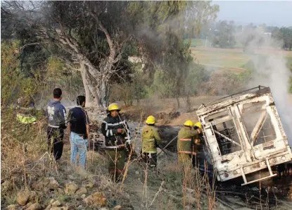  ?? AGENCIA ENFOQUE ?? Explota camioneta cargada de combustibl­e ilícito; acudieron bomberos, Sedena, Pemex y Protección Civil.