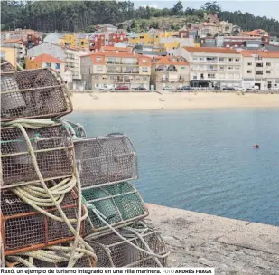  ?? FOTO ANDRÉS FRAGA ?? Raxó, un ejemplo de turismo integrado en una villa marinera.