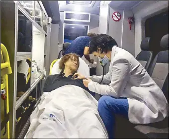  ?? CONTRIBUTE­D PHOTO ?? A doctor tends to Dante Silverio as the former Philippine Basketball Associatio­n coach is transporte­d in an ambulance from the Makati City police station to the Makati Medical Center at around 3:30 a.m. yesterday.