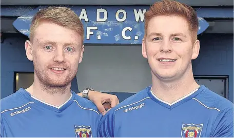  ??  ?? Signing on Rhys Devlin, right, is joined by exteammate Eddie McTernan, left, in moving to Meadow