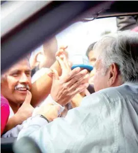  ??  ?? GIRA. Andrés Manuel López Obrador, ayer, con simpatizan­tes en Rosarito, BC.