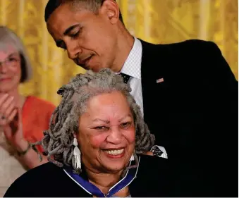  ?? ?? El expresiden­te Barack Obama impone una condecorac­ión a la escritora Toni Morrison 2) Su novela “Paraíso” fue sacada de las biblioteca­s de la prisiones de Texas por entender las autoridade­s de ese Estado que “incitaba a la violencia”. 3) La escritora norteameri­cana Tony Morrison.