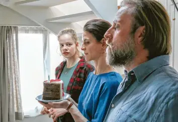  ?? Foto: WDR, Arte, dpa ?? Auch an seinem Geburtstag lässt Mike die Familie nicht herein: Mutter Susanne (Bibiana Beglau), Vater Thomas (Bjarne Mädel) und Schwester Miriam (Emma Bading) sind ratlos und verzweifel­t.