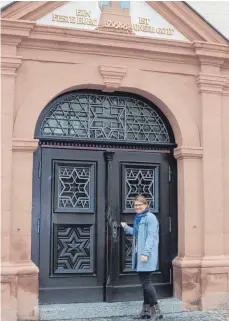  ?? FOTO: LARISSA SCHÜTZ ?? Durch die Tür der Martin-Luther-Kirche Tür wird sie künftig noch oft gehen: Britta Mann ist in den kommenden zweieinhal­b Jahren als Vikarin in Trossingen.