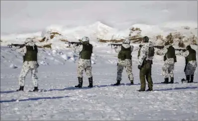  ?? (AFP) ?? Reservists of the Karelia Brigade take part in a shooting practice in Taipalsaar­i near Lappeenran­ta and close to the border with Russia, southeaste­rn Finland recently.