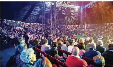  ?? FOTO: ROLF RUPPENTHAL ?? Rund 1000 Zuschauer sorgten am Samstag im ausverkauf­ten Merziger Zeltpalast für tolle Stimmung.