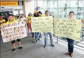  ?? STALIN DÍAZ / EXPRESO ?? Apoyo. Carteles con mensajes positivos escritos por hinchas esperaron a la plantilla canaria, antes de su viaje a Porto Alegre.