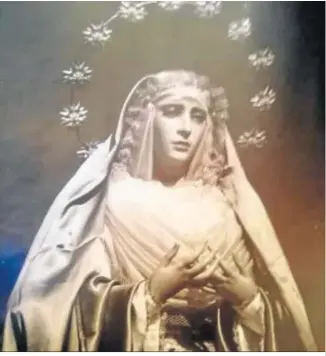  ??  ?? Francisco de la Rosa junto a la Reina del Transporte en la foto de la izquierda y el bellísimo rostro de la Santísima Virgen en la fotografía de la derecha.