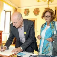  ??  ?? Carlo e Paola Regeni firmano il libro delle dediche a Siena