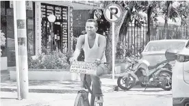  ?? JOSÉ PUENTE ?? Una persona en bicicleta promociona el arriendo de una de las habitacion­es.