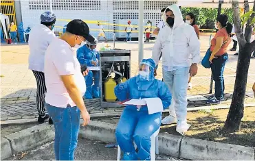  ?? ARCHIVO ?? Funcionari­os atienden pacientes en el exterior del hospital de campaña instalado en Montería.