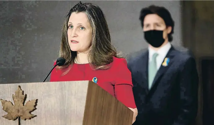  ?? J ?? Chrystia Freeland durant una roda de premsa a Ottawa el 28 de febrer sobre la invasió d’Ucraïna; darrere, el primer ministre, Justin Trudeau