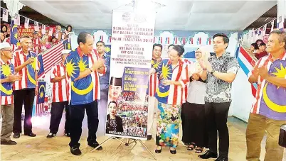  ??  ?? SAMSUDIN merasmikan Program Semarak Merdeka Sempena Sambutan Hari Malaysia Peringkat Rukun Tetangga anjuran Jabatan Perpaduan Sandakan, di Kg Gas Baru, Sandakan.