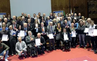  ?? (Bergamasch­i) ?? I premiati al Gala dello sport del Coni Veneto nell’aula magna del Bo a Padova e il presidente del Coni Malagò