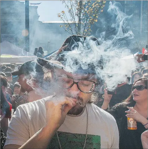  ?? ARLEN REDEKOP/PNG ?? Thousands attend the 20th annual 4/20 pot protest at the Vancouver Art Gallery on Monday.