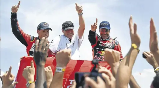  ?? FRANCK FIFE / AFP ?? Al-Attiyah y su copiloto Matthieu Baumel celebran el triunfo en la prueba al término de la última etapa celebrada ayer.