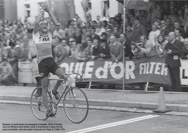  ??  ?? Vainqueur au sprint devant son compagnon d’échappée, Michel Pollentier, Jean- Luc Molineris laisse éclater sa joie en franchissa­nt la ligne d’arrivée tracée à Harelbeke, terme du premier tronçon de la 6e étape, le 3 juillet 1974.
