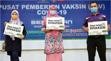  ?? — Bernama ?? Second shot: Second dose vaccine recipients posing for a group photo in Seremban.