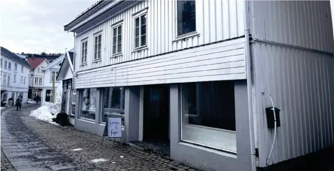  ?? FOTO: SIRI FOSSING ?? SOLGT: Dette naeringsby­gget i gågata i Tvedestran­d har fått ny eier.